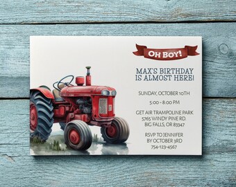 Puede incluir: Una invitación de cumpleaños con una ilustración de acuarela de un tractor rojo. El texto dice "OH BOY! MAX'S BIRTHDAY IS ALMOST HERE!" con detalles del evento, incluyendo fecha, hora y lugar. La invitación está sobre un fondo blanco.
