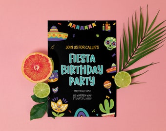 Op de afbeelding: Een zwart-witte uitnodiging met kleurrijke illustraties voor een Fiesta-verjaardagsfeest. De uitnodiging bevat de tekst "Join us for Callie's Fiesta Birthday Party", "May 10 at 3 PM", "316 Warren Way" en "Stuart, FL 34997".