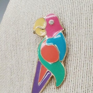 Spilla vintage anni '80 in smalto colorato e metallo dorato a forma di pappagallo, 2,75"
