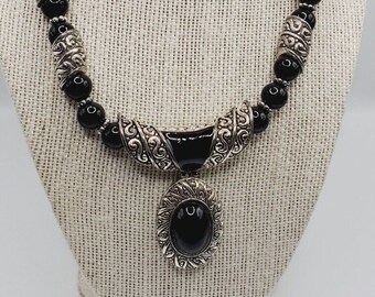 Gargantilla de collar llamativo en tono plateado con cuentas de vidrio y esmalte vintage de 17 a 19 pulgadas