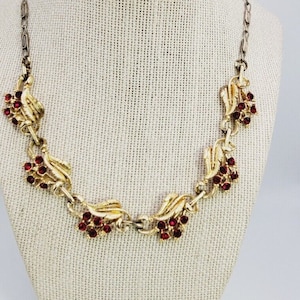 Collier feuille Lisner vintage doré avec pierres rondes rouges
