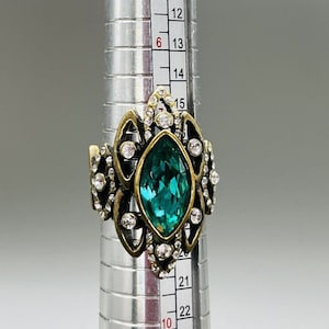 Vintage Faux Emerald Brass Cocktail Art Deco Flapper Ringmaat 8