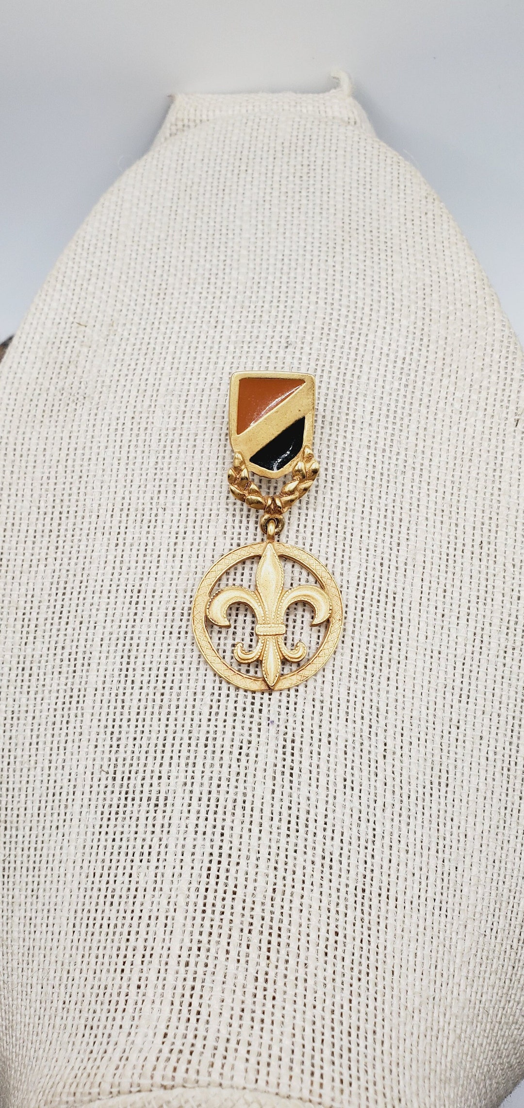 ブローチ DKNY DKNY Donna Karan Red & Blue Enamel Gold Tone Fleur De Lis