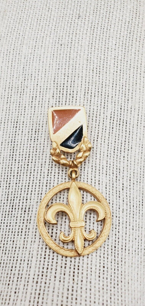 ブローチ DKNY DKNY Donna Karan Red & Blue Enamel Gold Tone Fleur De Lis