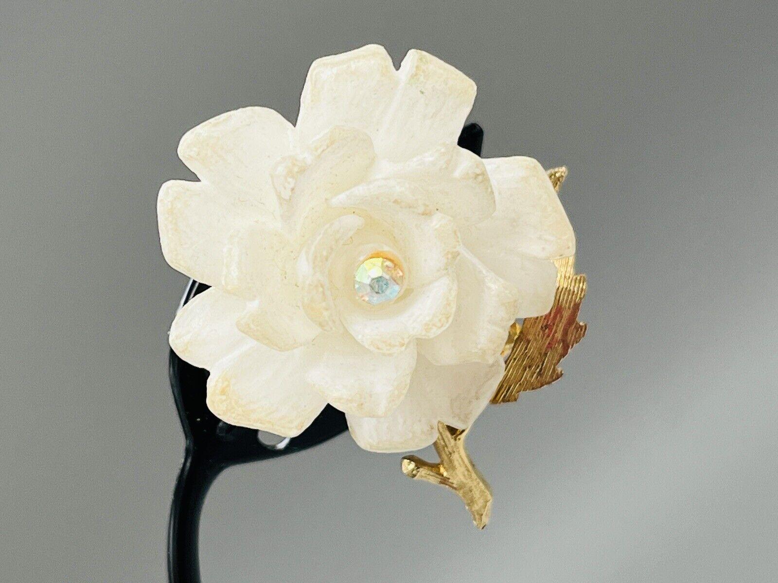 Orecchini a clip vintage con fiore bianco in lucite e metallo color oro anni '50 -- gioielli da sposa -- offerti da 4sweetK - Italia
