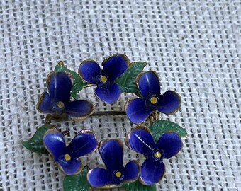 Broche antiguo de violetas de latón púrpura y verde pintado de 1,25"