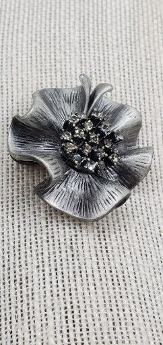 Vintage Wavy Flower Crystal Silver Tone Pin Brooch