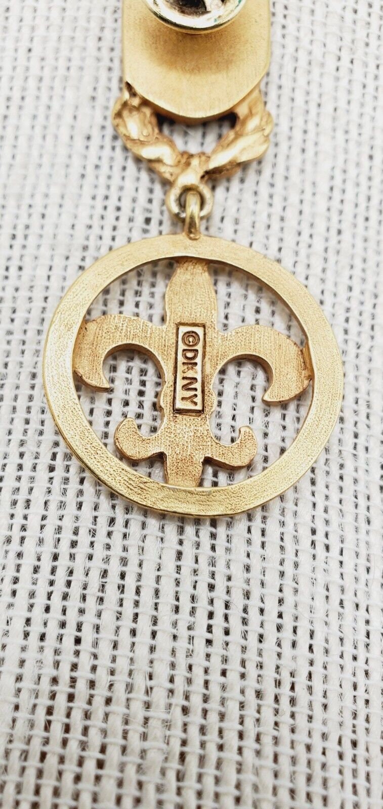 ブローチ DKNY DKNY Donna Karan Red & Blue Enamel Gold Tone Fleur De Lis