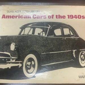 Puede incluir: Una ilustración en blanco y negro de un automóvil estadounidense de la década de 1940 en la portada de un libro de color crema. El título del libro es "American Cars of the 1940s" y la serie de libros es "Olyslager Auto Library".