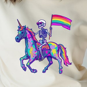 Esqueleto gay en unicornio PNG Gay divertido PNG Moda LGBT PNG, Lesbiana PNG Orgullo gay PNG Diseño de sublimación PNG Solo descarga