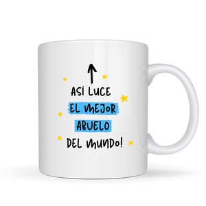 Könnte beinhalten: Eine weiße Keramiktasse mit einem schwarzen Pfeil, der nach oben zeigt, und dem Text "ASI LUCE EL MEJOR ABUELO DEL MUNDO!" in Schwarz mit gelben Sternen. Die Wörter "EL MEJOR ABUELO" sind in Blau hervorgehoben.