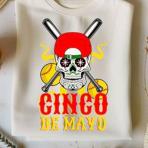Peut inclure: T-shirt blanc avec un crâne de sucre rouge, blanc et noir portant une casquette de baseball rouge. Deux batte de baseball croisées sont derrière le crâne et deux balles de softball jaunes sont de chaque côté du crâne. Le texte "CINCO DE MAYO" est sous le crâne en lettres rouges et jaunes.