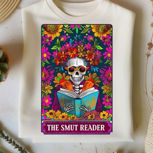 The Smut Reader Tarot Karte PNG Buchliebhaber Booktrovert Schädel Tarot Bookish PNG Datei Lesen Skelett Sublimation Design Digitaler Download