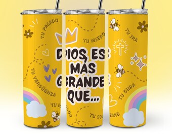 Può includere: Tre bicchieri in acciaio inox gialli con una citazione motivazionale in spagnolo che dice "Dios es mas grande que..." I bicchieri sono decorati con una varietà di illustrazioni colorate, tra cui cuori, api, fiori, una corona, una croce e un arcobaleno.