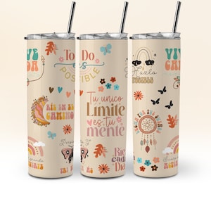 Könnte beinhalten: Drei Edelstahlbecher mit bunten Designs und inspirierenden Zitaten auf Spanisch. Die Becher zeigen Regenbögen, Schmetterlinge, Blumen und Traumfänger. Die Zitate lauten "Tu unico limite es tu mente", "Hazlo posible" und "Ris en el camino".