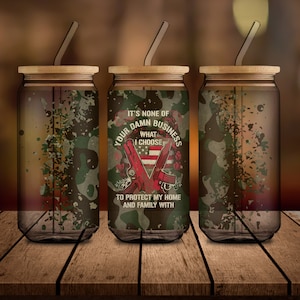 以下が含まれることがあります： ふた付きストロー付きのステンレス製タンブラー3個。タンブラーは迷彩柄で、"私の家と家族を守るために私が選ぶことは、あなたには関係ありません"というテキストのグラフィックが描かれています。
