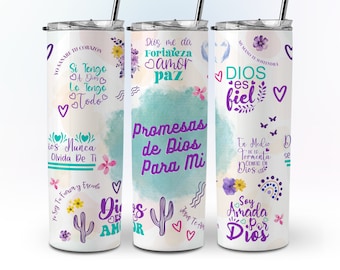 Può includere: Tre bicchieri in acciaio inossidabile bianco con disegni colorati e citazioni ispiratrici in spagnolo. I bicchieri presentano un cactus, farfalle, cuori e fiori. Le citazioni includono "Dios me da fortaleza amor paz", "Promesas de Dios Para Mi" e "Dios es fiel".