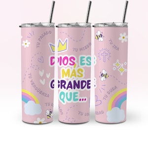 May include: Pink stainless steel tumbler with a colorful design featuring the text "Dios es mas grande que..." surrounded by hearts, bees, flowers, and rainbows. The tumbler has a straw and a lid.
