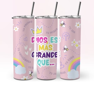May include: Three pink stainless steel tumblers with a white and colorful design. The tumblers feature the text "Dios es mas grande que..." with a crown, hearts, bees, and rainbows.