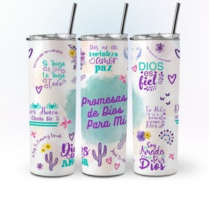 Puede incluir: Tres vasos de acero inoxidable blancos con diseños coloridos y frases inspiradoras en español. Los vasos presentan un cactus, mariposas, corazones y flores. Las frases incluyen "Dios me da fortaleza amor paz", "Promesas de Dios Para Mi", y "Dios es fiel".