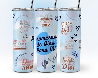 Può includere: Tre bicchieri isolati in acciaio inossidabile con coperchi e cannucce. Ogni bicchiere presenta uno sfondo azzurro con testo e grafica ispiratori in spagnolo. Il testo include frasi come "Dios es fiel" e "Promesas de Dios Para Mi."