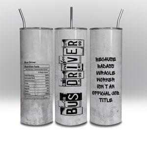 Puede incluir: Tres vasos de acero inoxidable con un acabado blanco texturizado y desgastado. El vaso de la izquierda tiene una etiqueta de información nutricional para un conductor de autobús. El vaso del medio tiene el texto "Call a Bus Driver" y "6 for 1 INE for DRIVER 99 CAT 99". El vaso de la derecha tiene el texto "Because Badass Miracle Worker Isn't an Official Job Title".