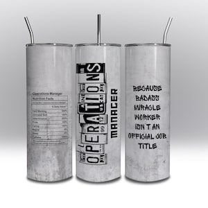 Peut inclure: Un gobelet en acier inoxydable blanc avec un motif noir qui dit "Operations Manager" et "Because Badass Miracle Worker Isn't An Official Job Title".