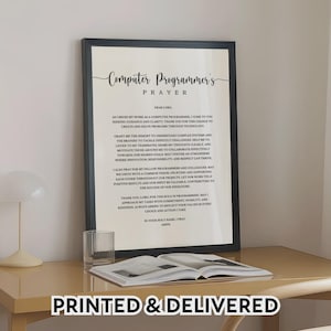 Könnte beinhalten: Ein gerahmter Kunstdruck mit dem Text Computer Programmer's Prayer in schwarzer Schrift auf cremefarbenem Hintergrund. Das Gebet enthält Zeilen über die Suche nach Führung, das Lösen von Problemen durch Technologie und die Förderung von Innovation.