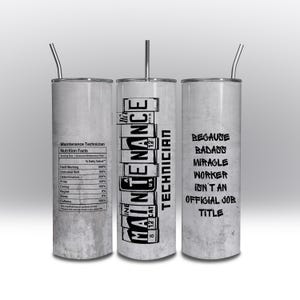 Könnte beinhalten: Drei Edelstahlbecher mit weißer, strukturierter Oberfläche. Die Becher zeigen schwarzen Text mit verschiedenen Sprüchen rund um Wartungstechniker. Der Text auf dem linken Becher lautet "Maintenance Technician Nutrition Facts" mit einer Liste von Attributen und deren Tageswerten. Der mittlere Becher lautet "Maintenance Technician" mit einer Grafik eines Nummernschilds. Der rechte Becher lautet "Because Badass Miracle Worker Isn't An Official Job Title".