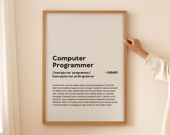Könnte beinhalten: Ein schwarz-weißes druckbares Poster mit einer Definition eines Computerprogrammierers. Das Poster ist in einem hellbraunen Rahmen gerahmt.