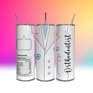 Op de afbeelding: Een witte roestvrijstalen tumbler met een ontwerp van een witte laboratoriumjas met een blauwe tandgrafiek en de tekst "Orthodontist" aan de zijkant. De tumbler wordt geleverd met een zwarte rietje.