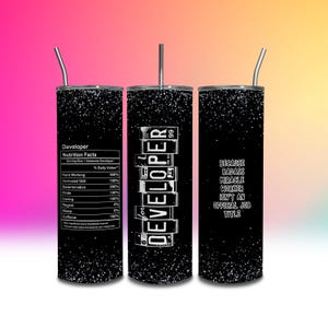 Könnte beinhalten: Drei schwarze Edelstahlbecher mit weißem Text. Der Becher links hat ein Nährwert-Etikett für einen Entwickler. Der Becher in der Mitte hat den Text "9 für Entwickler 99". Der Becher rechts hat den Text "Denn ein genialer Wunderarbeiter ist kein offizieller Jobtitel."