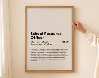 Puede incluir: Un póster imprimible en blanco y negro con una definición de un oficial de recursos escolares. El póster tiene un marco dorado y está colgado en una pared blanca.