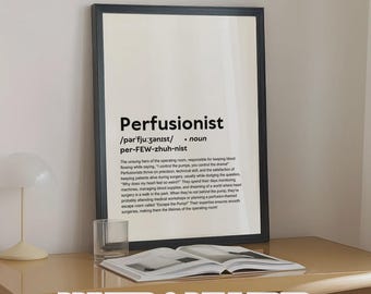 Può includere: Una stampa incorniciata con la definizione di "Perfusionist" in testo nero su sfondo bianco. La stampa è esposta su una scrivania colorata chiara con un bicchiere e un libro aperto. Il testo "PRINTED & DELIVERED" è in basso.