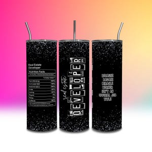 Puede incluir: Tres vasos negros y blancos con acabado brillante. Los vasos tienen diferentes textos. El primer vaso dice "Real Estate Developer Nutrition Facts" con una lista de valores diarios. El segundo vaso dice "Real Estate for Developer" con un 99 en el lateral. El tercer vaso dice "Because Badass Miracle Worker Isn't an Official Job Title".