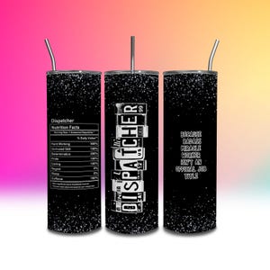 Puede incluir: Tres vasos de acero inoxidable negro con texto blanco. El vaso de la izquierda tiene una etiqueta de información nutricional para un despachador. El vaso del medio tiene el texto "6INEIA DISPATCHER CAT 12 US 99". El vaso de la derecha tiene el texto "BECAUSE BADASS MIRACLE WORKER ISN'T AN OFFICIAL JOB TITLE".