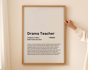 Peut inclure: Une affiche encadrée avec un fond blanc et du texte noir définissant le mot "Professeur de théâtre" comme un nom. La définition décrit un professeur de théâtre comme un maître dans l'art de transformer des moments gênants en performances dignes d'un Oscar.