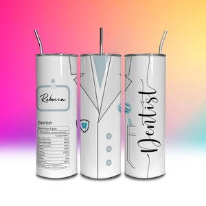 Może przedstawiać: Biały kubek ze stali nierdzewnej ze srebrną słomką. Kubek ma motyw dentystyczny, w tym ilustrację fartucha laboratoryjnego, słowo "Dentist" i spersonalizowane imię. Zawiera również etykietę "Nutrition Facts".