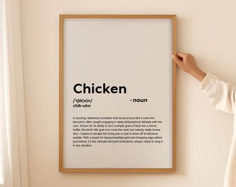 Puede incluir: Una impresión enmarcada con fondo blanco y texto negro. El texto define la palabra "Pollo" como un sustantivo y describe al animal como un "comediante emplumado que cacarea" y se pavonea como si fuera el dueño del corral.