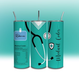 Peut inclure: Un gobelet en acier inoxydable turquoise avec un design de codeur médical. Le gobelet présente un stéthoscope, une croix médicale et le texte "Medical Coder". Le gobelet comporte également une étiquette de nom avec le nom "Rebecca" dessus.