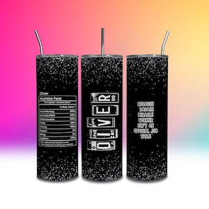 Puede incluir: Tres vasos negros y blancos con diferentes diseños. El primer vaso tiene una etiqueta de información nutricional para "Diver" con un porcentaje de valor diario para el trabajo duro, la habilidad inigualable, la determinación, el orgullo, el cuidado, el arrepentimiento, el sueño y la cafeína. El segundo vaso tiene el texto "GINE for DIVER EAT CAT 99". El tercer vaso tiene el texto "BECAUSE BADASS MIRACLE WORKER ISN'T AN OFFICIAL JOB TITLE".