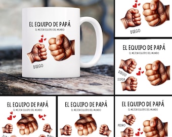 May include: White ceramic mug with a brown fist bumping a smaller brown fist. The mug has the text "EL EQUIPO DE PAPÁ EL MEJOR EQUIPO DEL MUNDO" and the name "DIEGO" printed on it.