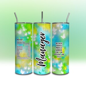 Puede incluir: Tres vasos de acero inoxidable con un fondo de acuarela azul y verde y siluetas de mariposas blancas. El vaso de la izquierda tiene el texto "Manager" y una etiqueta de información nutricional. El vaso del medio tiene la palabra "Manager" escrita verticalmente. El vaso de la derecha tiene el texto "Porque el trabajador milagroso rudo no es un título de trabajo oficial."