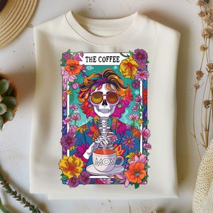 Die Coffee Mom Lustige Tarotkarte PNG Witchy Trendy Mom Skull Kaffee TShirt Tasse PNG Datei Frau Skelett Sublimation Design Nur herunterladen