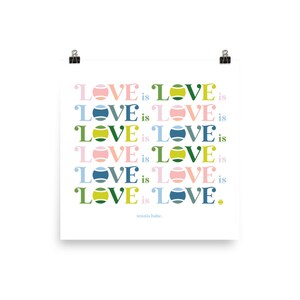 Puede incluir: Un fondo blanco con la frase "LOVE is LOVE" repetida seis veces en diferentes colores. Cada vez que la frase aparece, una pelota de tenis se incorpora a la palabra "LOVE". El texto "tennis babe." aparece en la parte inferior de la imagen.