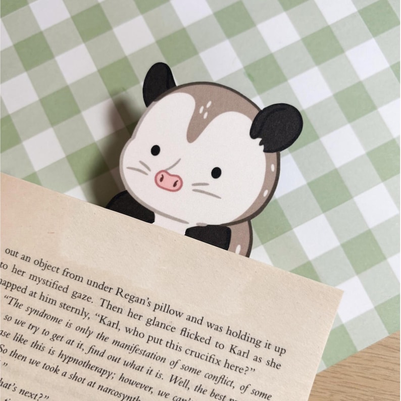 Marcapáginas de zarigüeya, adorable pasapáginas de zarigüeya, regalo hecho a mano para amantes de los libros, papelería de animales del bosque, marcapáginas ilustrado a mano imagen 4
