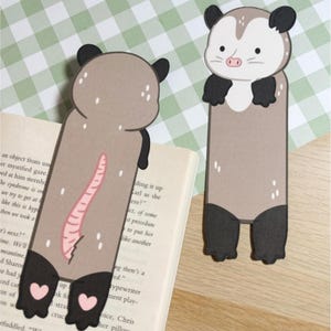 Marcapáginas de zarigüeya, adorable pasapáginas de zarigüeya, regalo hecho a mano para amantes de los libros, papelería de animales del bosque, marcapáginas ilustrado a mano imagen 2