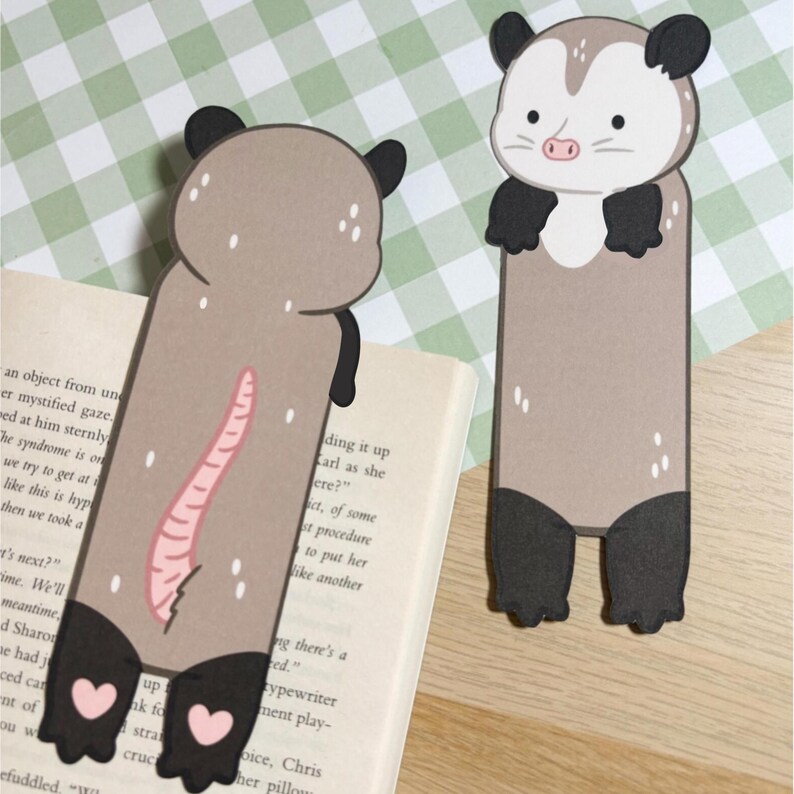 Marcapáginas de zarigüeya, adorable pasapáginas de zarigüeya, regalo hecho a mano para amantes de los libros, papelería de animales del bosque, marcapáginas ilustrado a mano imagen 2