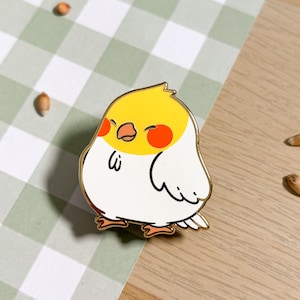 Pin de esmalte de cacatúa blanca de Lutino, bonito pin de regalo para amantes de las mascotas exóticas, pin de cacatúa, chirridos fuertes