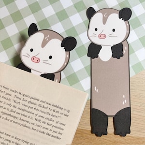 Marcapáginas de zarigüeya, adorable pasapáginas de zarigüeya, regalo hecho a mano para amantes de los libros, papelería de animales del bosque, marcapáginas ilustrado a mano imagen 1